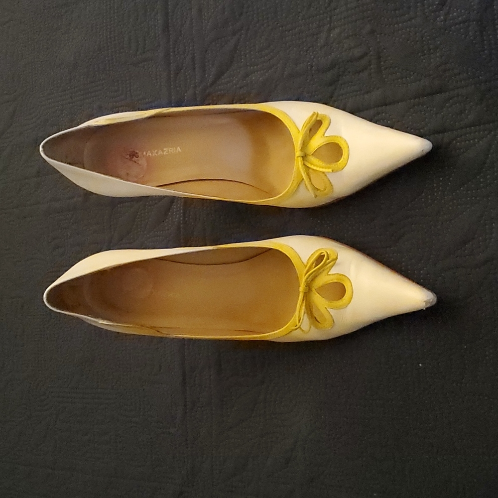 Vintage BCBGMaxAzria cream and yellow pointy toe pump